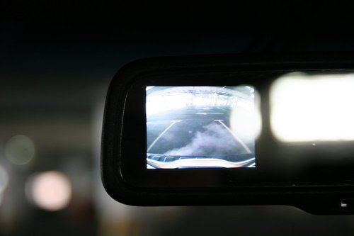 Изображение с камеры заднего вида выводится на салонное зеркало