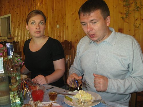 Судя по полной рюмке рядом, еще и выпить не успел, а что-то перекосило.