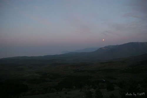 5:30 рассвет на Караби. И это не солнце, это луна.